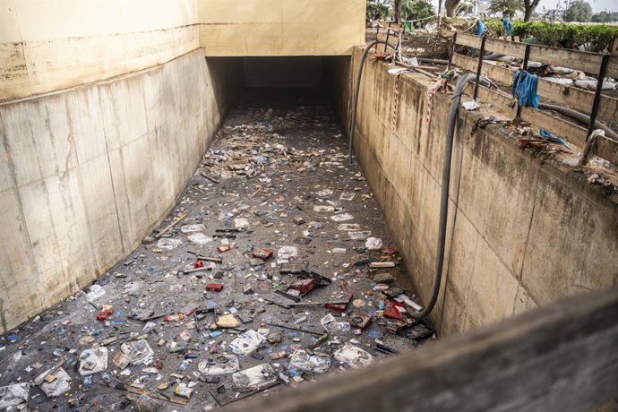 Basura y lodo acumulado en el parking del centro comercial de Bonaire, a 5 de noviembre de 2024, en Valencia, Comunidad Valenciana (España). Hoy, se cumple una semana desde que la DANA arrasara la Comunitat Valenciana. Hasta el momento, hay 211 víctimas m