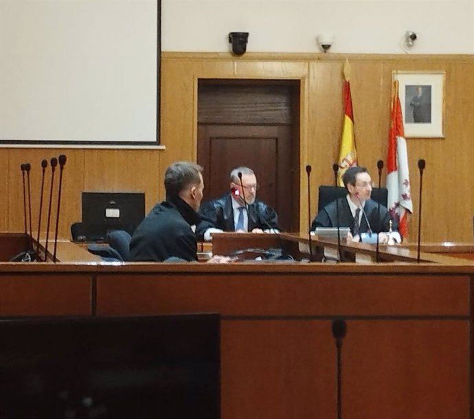 El condenado, en primer plano, durante la vista de conformidad celebrada este lunes en la Audiencia de Valladolid.