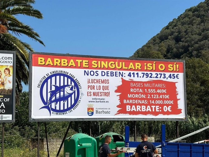 Archivo - Carteles sobre la singularidad de Barbate colocados por el Ayuntamiento en julio.