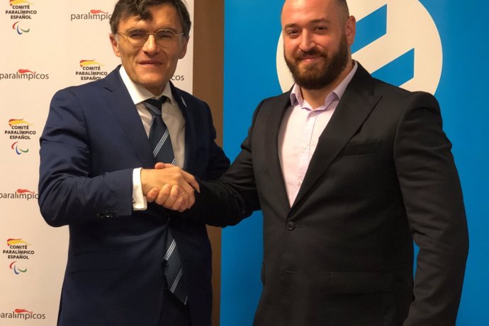 El presidente del CPE, Alberto Durán, y el director de la Comisión Española para la Lucha Antidopaje en el Deporte (CELAD), Carlos Peralta, firman el acuerdo para luchar contra el dopaje en el deporte.