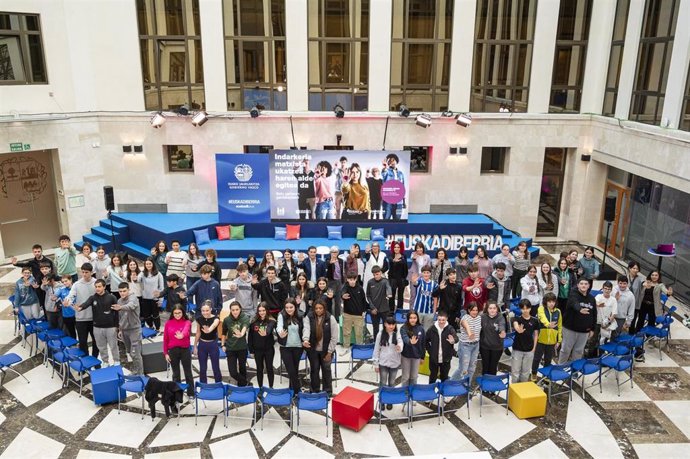 El lehendakari, junto con la directora de Emakunde, Miren Elgarresta, ha mantenido en Vitoria-Gasteiz un encuentro con un grupo de jóvenes para presentar la campaña interinstitucional del 25 de noviembre