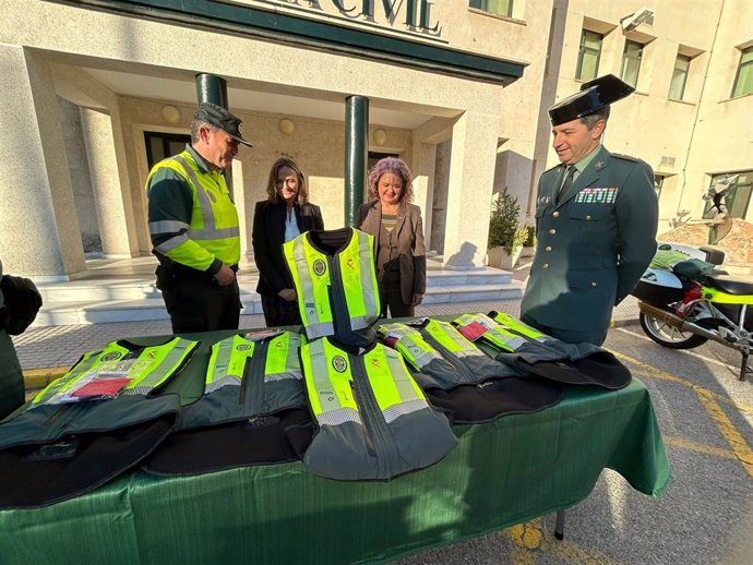 La subdelegada del Gobierno de España en la provincia de Cádiz, Blanca Flores, en el acto de entrega de chalecos airbag para la Guardia Civil de Tráfico de Cádiz