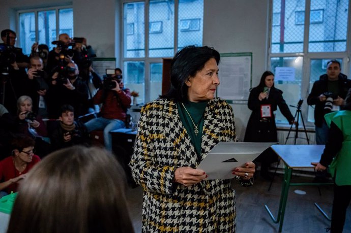 La presidenta de Georgia, Salome Zurabishvili (c), vota durante las elecciones parlamentarias de octubre de 2024 (archivo)