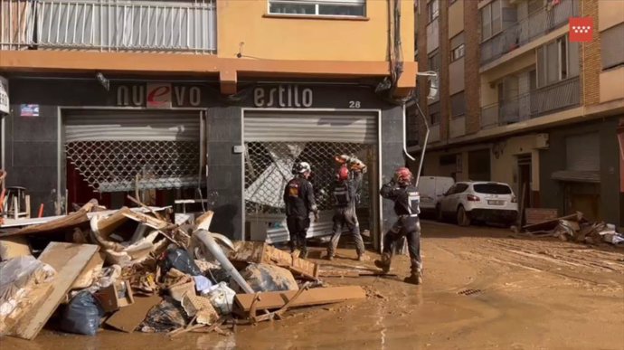 Trabajadores del ERICAM en labores de ayuda en Valencia