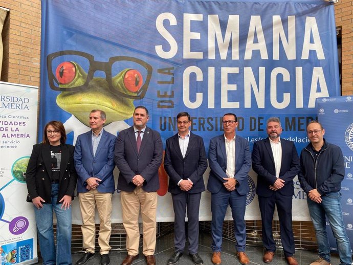 El delegado territorial de Desarrollo Educativo y FP, Universidad, Investigación e Innovación de la Junta en Almería, Francisco Alonso, asiste a la presentación de la XXIV Semana de la Ciencia.