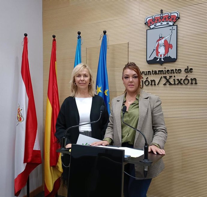 Las diputadas por Vox en la Junta General del Principado de Asturias (JGPA) Carolina López y Sara Álvarez Rouco, en rueda de prensa en el Consistorio gijonés.