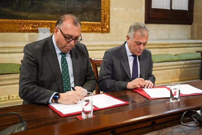 El consejero de Turismo y Andalucía Exterior, Arturo Bernal, y el alcalde del Ayuntamiento de Sevilla, José Luis Sanz.