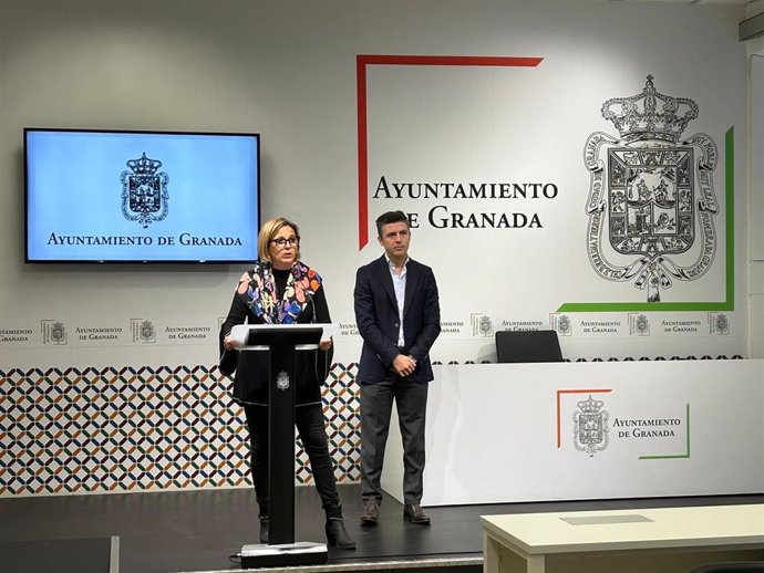 Los concejales de Movilidad y de Presidencia de Granada, Ana Agudo y Jorge Saavedra