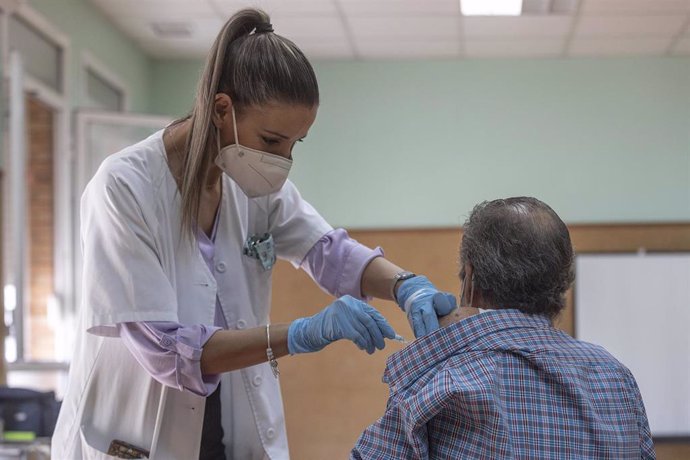 Archivo - Asanec reivindica a la enfermera como clave en un sistema de salud fuerte ante el envejecimiento y la crisis sanitaria.