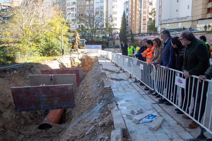 La alcaldesa de Zaragoza, Natalia Chueca, y el consejero de Medio Ambiente y Turismo, Manuel Blasco, este lunes en la visita que han realizado a las obras de reforma del río Huerva a su paso por Zaragoza.