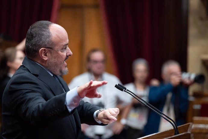 Archivo - El líder del PP catalán, Alejandro Fernández, interviene durante un debate de Política General en el Parlament de Catalunya