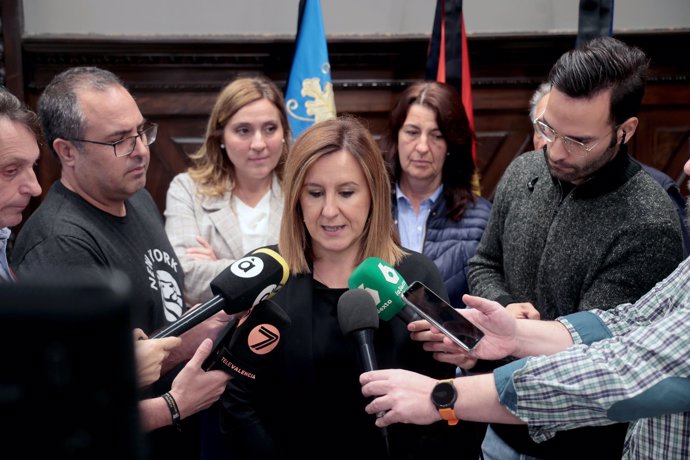 La alcaldesa de València, María José Catalá, atiende a los medios tras reunirse con los alcaldes de las pedanías de la ciudad de València afectadas por la DANA --la Torre, Castellar-l'Oliveral y Forn d'Alcedo--