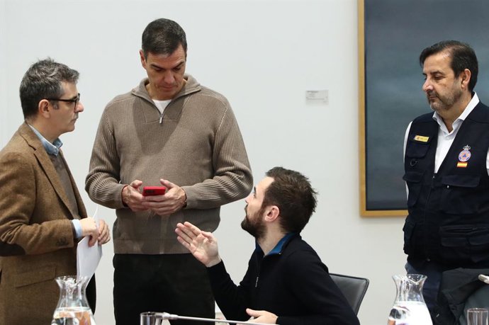 (I-D) El ministro de la Presidencia, Justicia y Relaciones con las Cortes, Félix Bolaños, el presidente del Gobierno, Pedro Sánchez, el director del Gabinete del presidente, Diego Rubio, y el subdirector general de Prevención, Planificación y Emergencia