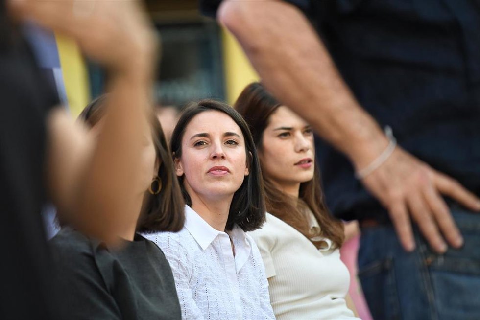 Archivo - La candidata de Podemos a las elecciones europeas, Irene Montero (c) y la portavoz de Podemos, Isa Serra (d) durante el inicio de la campaña electoral de Podemos, en la plaza de Arturo Barea, a 23 de mayo de 2024, en Madrid (España). Este es e