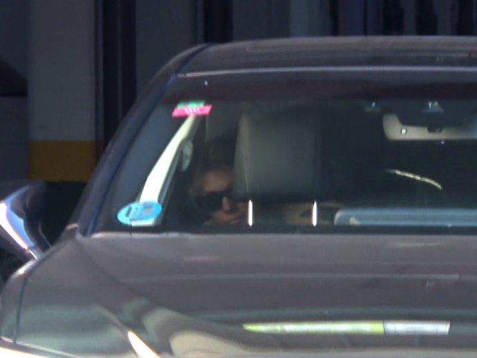 Alejandra Rubio saliendo de su casa en coche