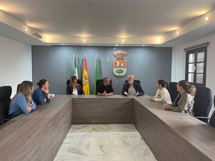 Javier Vidal en el Ayuntamiento de Puerto Serrano reunido con el alcalde y el equipo de gobierno.