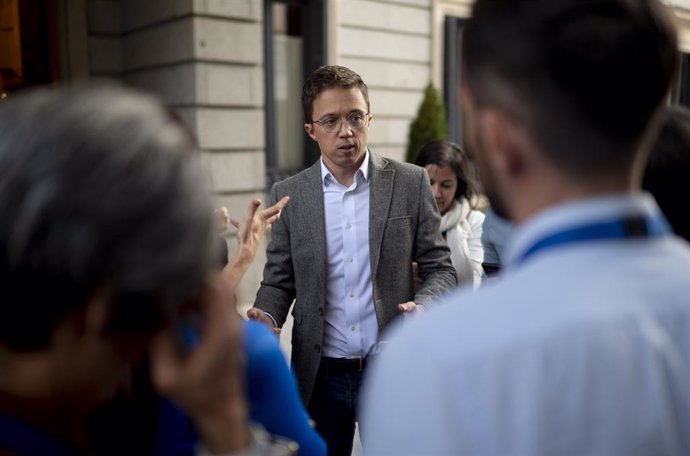 (Foto de ARCHIVO) El portavoz de Sumar en el Congreso, Íñigo Errejón, a su salida de una sesión plenaria, en el Congreso de los Diputados, a 22 de octubre de 2024, en Madrid (España). El Congreso vota la toma en consideración de dos iniciativas legislativ