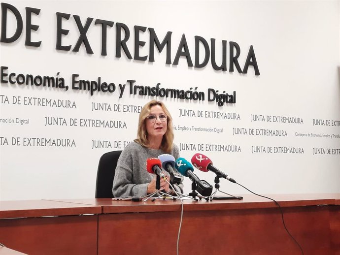 La secretaria general de Empleo de la Junta de Extremadura, María José Nevado, en rueda de prensa sobre el Programa de Formación y Empleo Escala