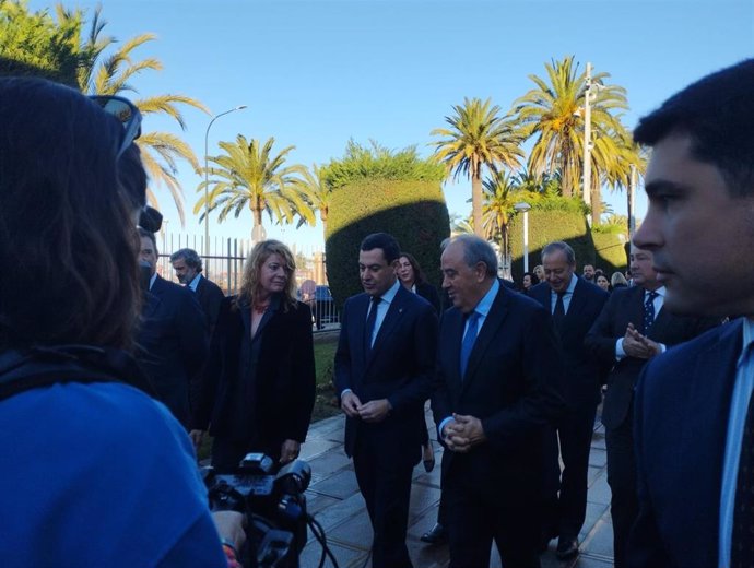 El presidente de la Junta de Andalucía, Juanma Moreno, junto a la alcaldesa de Huelva, Pilar Miranda.