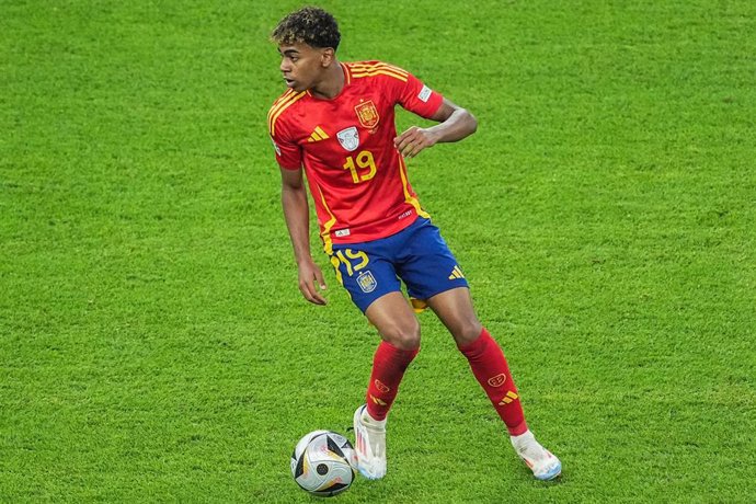 Archivo - 14 July 2024, Berlin: Spain's Lamine Yamal in action during the UEFA Euro 2024 final soccer match between Spain and England at the Olympic Stadium. Photo: Michael Kappeler/dpa