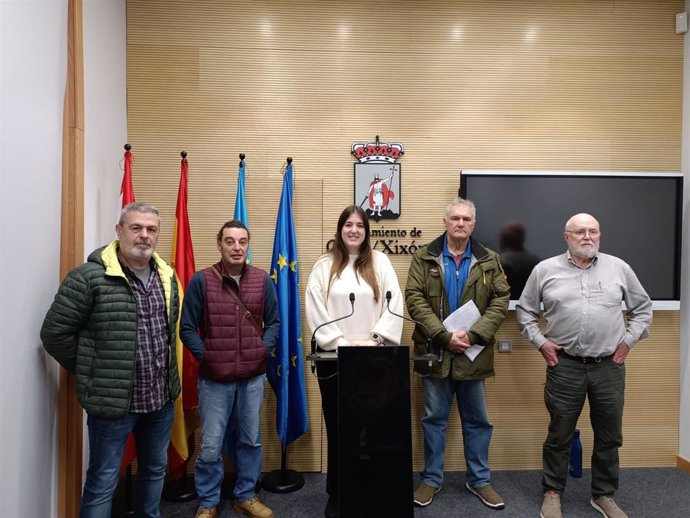 Rueda de prensa de la portavoz de Podemos en el Ayuntamiento de Gijón, Olaya Suárez, junto a representantes de la asociación vecinal de Lavandera, a su vez integrantes de la Plataforma Stop Baterías Lavandera, en el Consistorio gijonés.