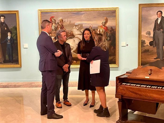 La consejera Carmen Conesa y asistentes a la presentación de la exposición en el Museo de Bellas Artes