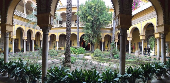 Archivo - Patio del Palacio de Dueñas, en Sevilla 