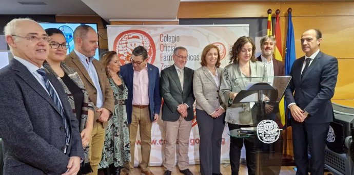 Los presidentes de colegios profesionales de distintas ramas sanitarias durante el acto con la presidenta del Colegio de Farmacéuticos , en el atril,  y el consejero de Sanidad, a la derecha.