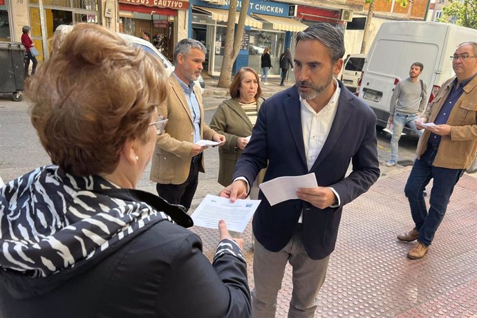 El secretario general del PSOE de Málaga, Daniel Pérez, junto a otros representantes del partido y de Marea Blanca, ha participado en una mesa informativa en un centro de salud de la capital.