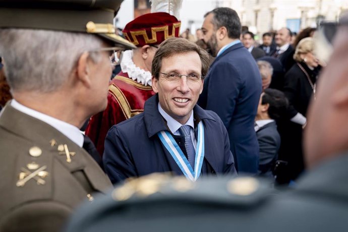 El alcalde de Madrid, José Luis Martínez-Almeida, durante la Misa Mayor de la Virgen de la Almudena, en la plaza de la Almudena, a 9 de noviembre de 2024