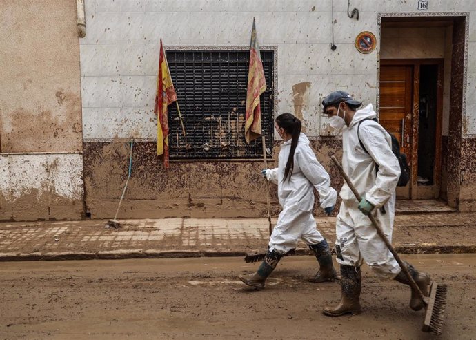 Varios voluntarios limpian calles en Masanasa, a 8 de noviembre de 2024, en Valencia, Comunidad Valenciana (España). Diez días después de la tragedia, los servicios de emergencia apuran hasta el límite la búsqueda de desaparecidos por la DANA en Valencia.