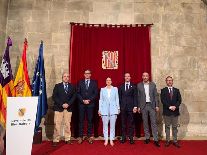 La presidenta del Govern, Marga Prohens, y el presidente del Consell de Mallorca, Llorenç Galmés, en el acto de firma del protocolo de intenciones para la financiación de inversiones de carreteras