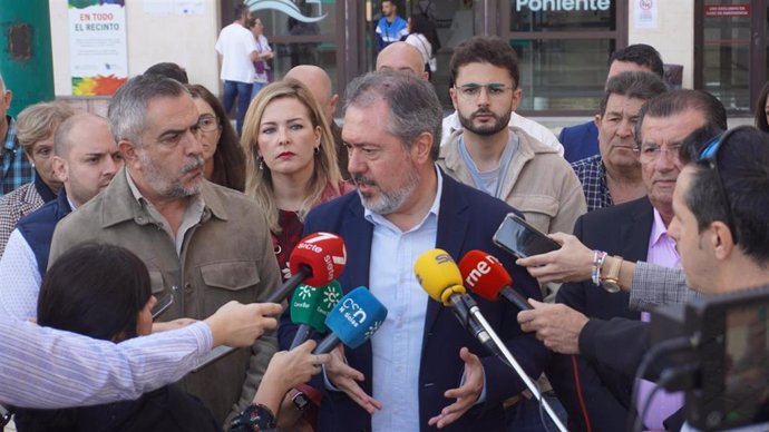 El secretario general del PSOE-A, Juan Espadas, atiende a los medios ante el Hospital de Poniente en El Ejido (Almería).