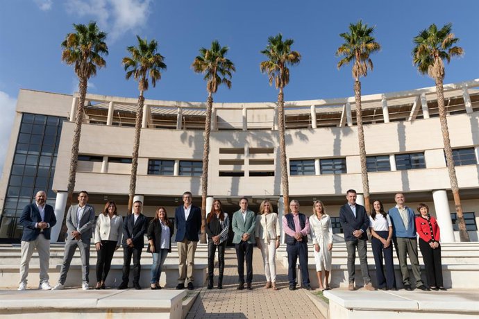 Foto de família de la candidatura d'Enrique Herrero a rector de la Universitat d'Alacant (UA).