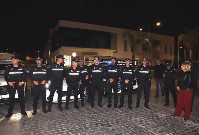 Agentes de la Policía Local de Jerez antes de partir hacia Valencia para ayudar tras el paso de la DANA