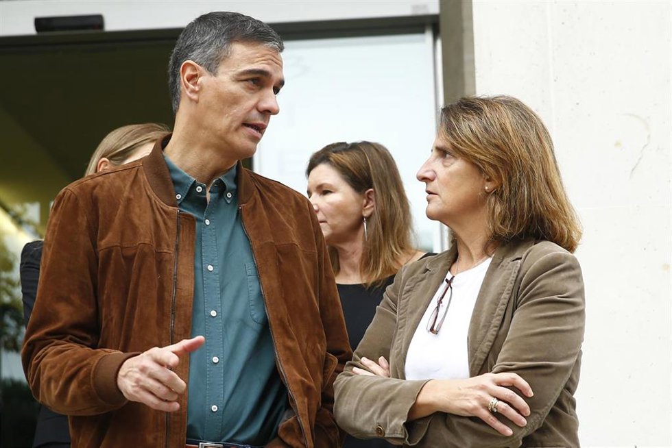 El presidente del Gobierno, Pedro Sánchez, y la vicepresidenta tercera y ministra para la Transición Ecológica y el Reto Demográfico, Teresa Ribera, a 1 de noviembre de 2024, en Madrid (España).