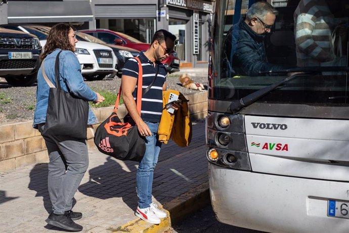 Varias personas cogen un autobús en Massamagrell