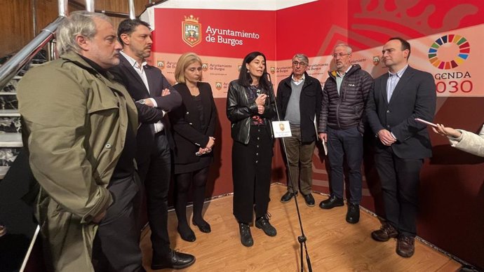 Los representantes de las asociaciones, Burgos Acoge, Accem y Atalaya atienden a los medios tras la reunión con la alcaldesa, el vicealcalde y la concejala de Servicios Sociales.