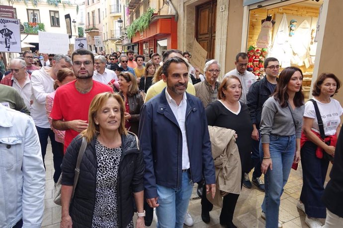 El portavoz municipal del PSOE, Daniel Pérez, junto con otros ediles en la manifestación del 9N