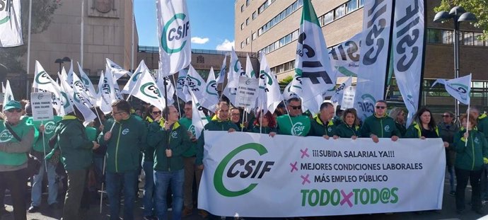 Concentración de CSIF ante la Subdelegación del Gobierno en Valladolid en defensa de las condicionales laborales y salariales de los empleados públicos y de MUFACE