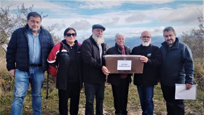 Familiares de Antonio Ferrer. En el centro, sosteniendo sus restos, su hija, Consuelo Ferrer.