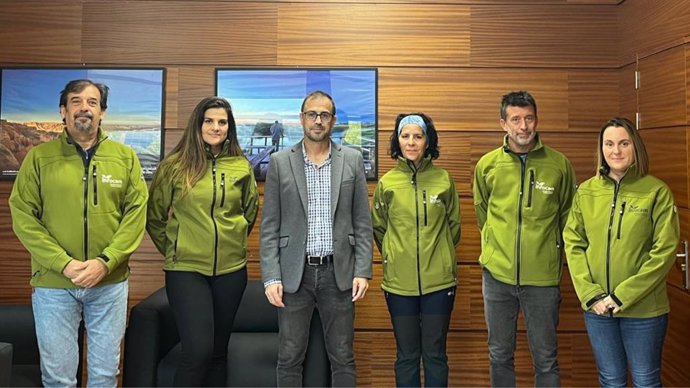 El viceconsejero de Medio Ambiente, José Almodóvar, con bomberas forestales que participarán en el programa Women's Trex.