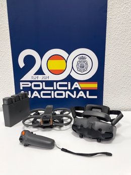 Dron y equipamiento intervenido por la Policía Nacional a un turista checo que lo pilotaba, sin autorización, en la zona del Puente de Miraflores de Córdoba.