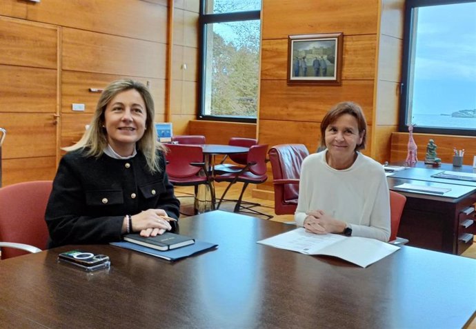 Reunión de la consejera de Educación del Principado de Asturias, Lydia Espina, y la alcaldesa de Gijón, Carmen Moriyón, en el Consistorio gijonés.