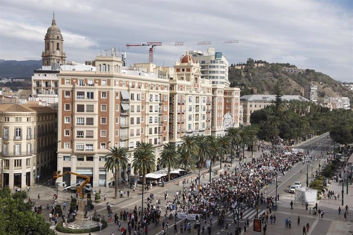 Cientos de personas se concentran por el derecho a una vivienda digna en Málaga. A 09 de noviembre de 2024, en Málaga (Andalucía, España).