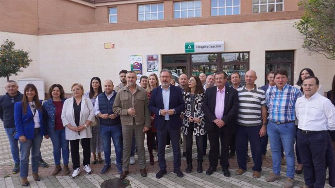 El secretario general del PSOE-A, Juan Espadas, en una convocatoria de prensa ante el Hospital de Poniente de El Ejido (Almería).