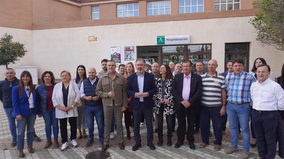 El secretario general del PSOE-A, Juan Espadas, en una convocatoria de prensa ante el Hospital de Poniente de El Ejido (Almería).