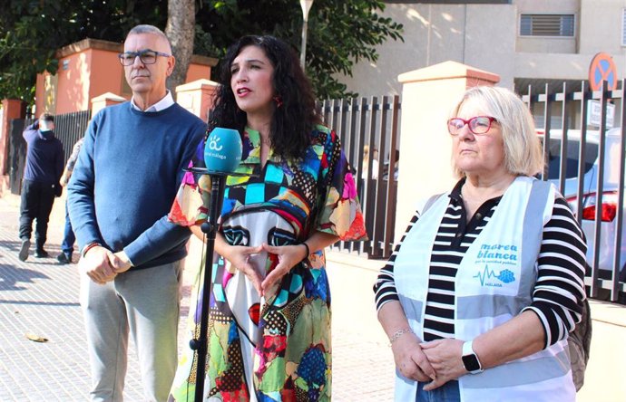 La coordinadora provincial de IU Málaga, Toni Morillas, y el diputado provincial, Juan Márquez, muestran el apoyo de la coalición de izquierdas a la manifestación que convoca este próximo domingo Marea Blanca en defensa de la sanidad pública.