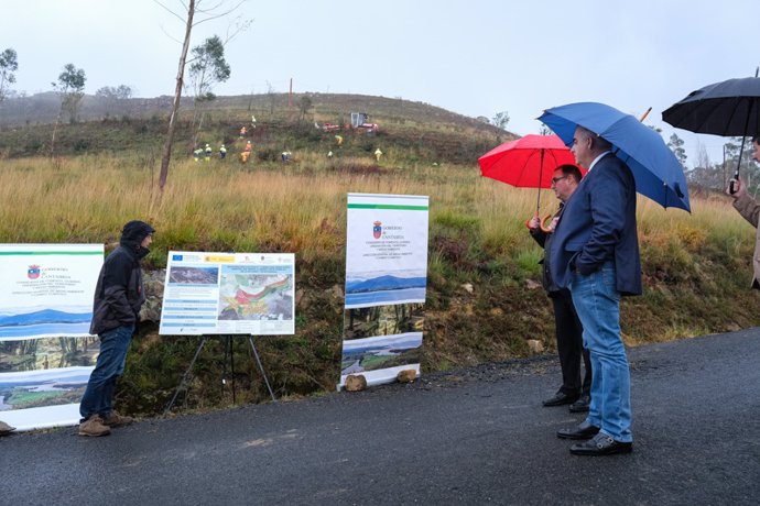 El consejero de Medio Ambiente, Roberto Media, asiste al inicio de las obras de restauración ambiental de Ramales-Ruesga