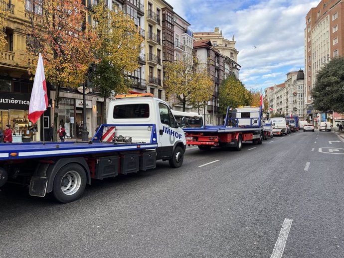 Archivo - Manifestación de grúas de auxilio en carretera por Santander